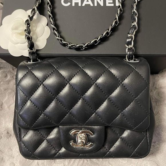 Shoulder Strap Drop: 20.75" Height: 5.5" Width: 6.75"
Depth: 2.75" - Picture 4 of 5